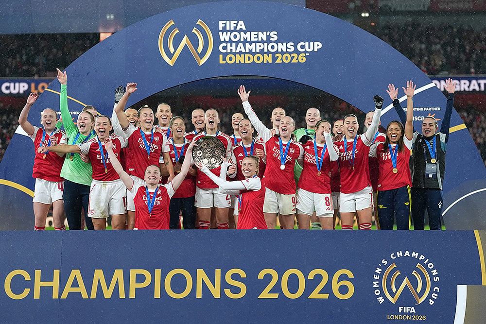 | Photo: AP/Alastair Grant : Arsenal's team captains Kin Little, left, and Leah Williamson, right, lift the trophy after winning the Women's Champions Cup final soccer match between Arsenal FC and SC Corinthians in London.
