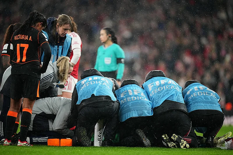 Anneke Borbe injury Arsenal FC vs SC Corinthians Womens Champions Cup final-2