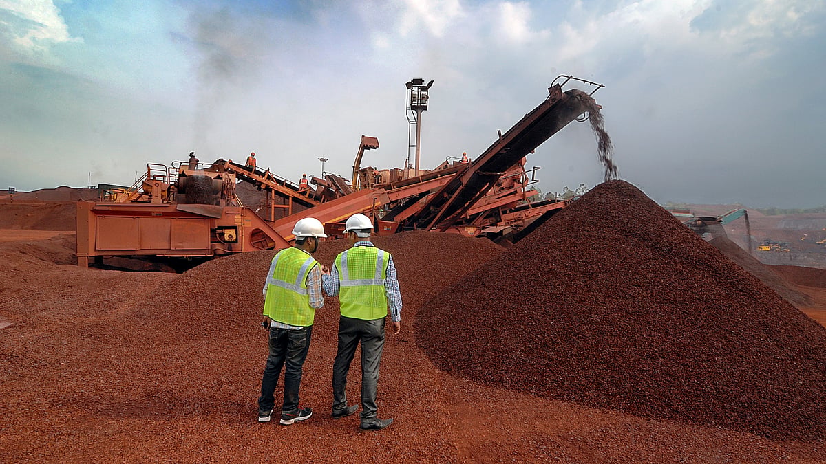 Source: IMAGO / Dreamstime : Two engineers at an iron ore mine 