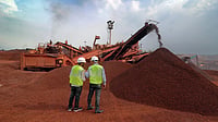 Source: IMAGO / Dreamstime : Two engineers at an iron ore mine 