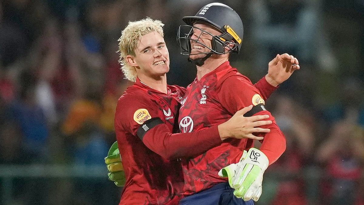 (AP Photo/Eranga Jayawardena) : England's Jacob Bethell, left, and Jos Buttler celebrates the wicket of Sri Lanka's Dunith Wellalage during the third T20 cricket match between England and Sri Lanka in Pallekele, Sri Lanka, Tuesday, Feb, 3. 2026