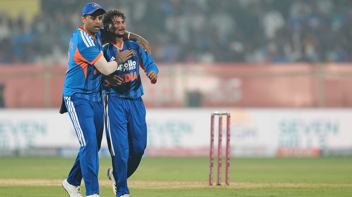 | Photo: AP/Aijaz Rahi : India's Kuldeep Yadav celebrates the dismissal of New Zealand's Glenn Phillips with captain Suryakumar Yadav during the fourth T20 cricket match between India and New Zealand in Visakhapatnam, India, Wednesday, Jan. 28, 2026.