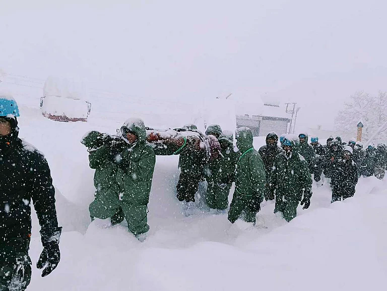 In this handout photo supplied by the Indian Army, a team carries out rescue operations for trapped construction workers who were swept away by an avalanche near the Mana Pass in northern Uttarakhand state in Chamoli district, India, Friday, Feb. 28, 2025. - IMAGO / AAP