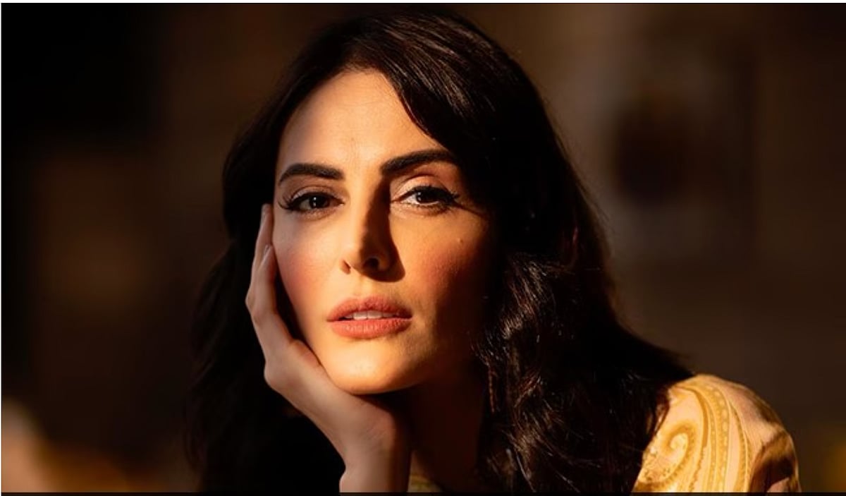 Instagram  : Mandana Karimi