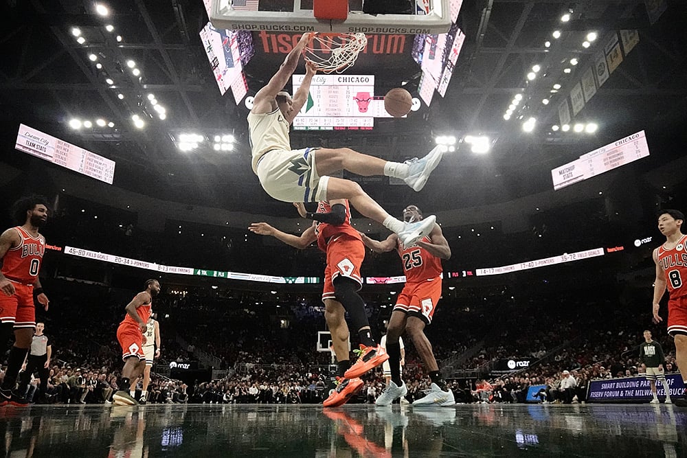 Milwaukee Bucks vs Chicago Bulls NBA basketball game-Jericho Sims