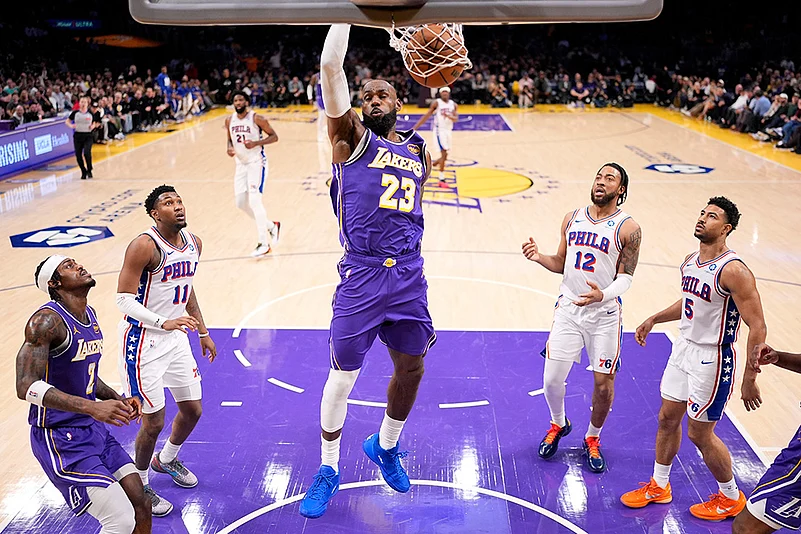LA Lakers vs Philadelphia 76ers NBA basketball game-LeBron James