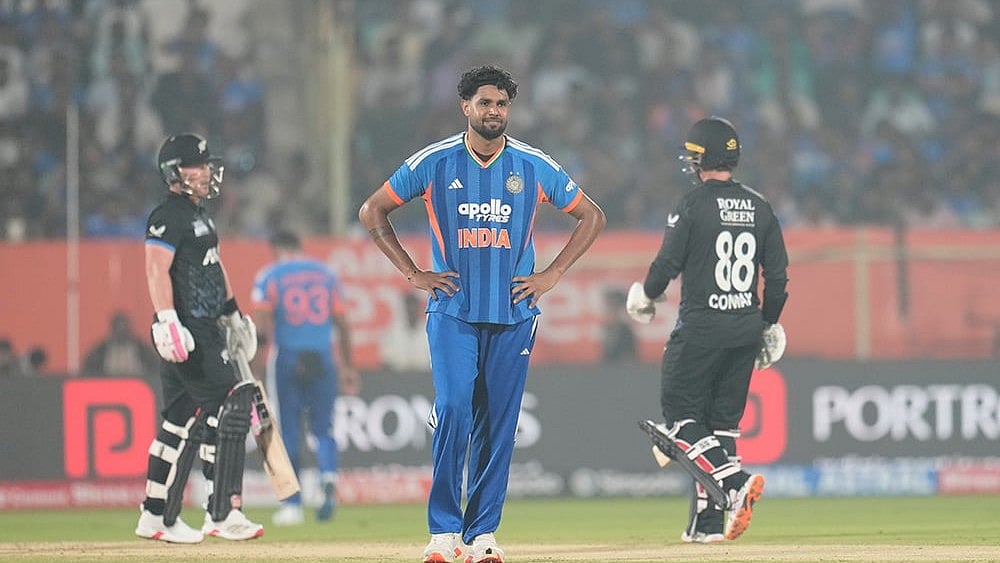 | Photo: AP/Aijaz Rahi : India's Harshit Rana reacts after a boundary by New Zealand's Tim Seifert, left, during the fourth T20 cricket match between India and New Zealand in Visakhapatnam.