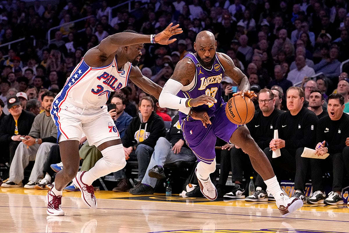 LA Lakers vs Philadelphia 76ers NBA basketball game-LeBron James