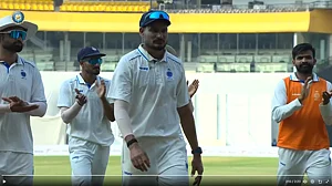 X/ BCCIDomestic : Ranji Trophy QFs Day 1 Highlihts: Karnataka Restrict Mumbai To 120, Jharkhand Bowled Out For 235