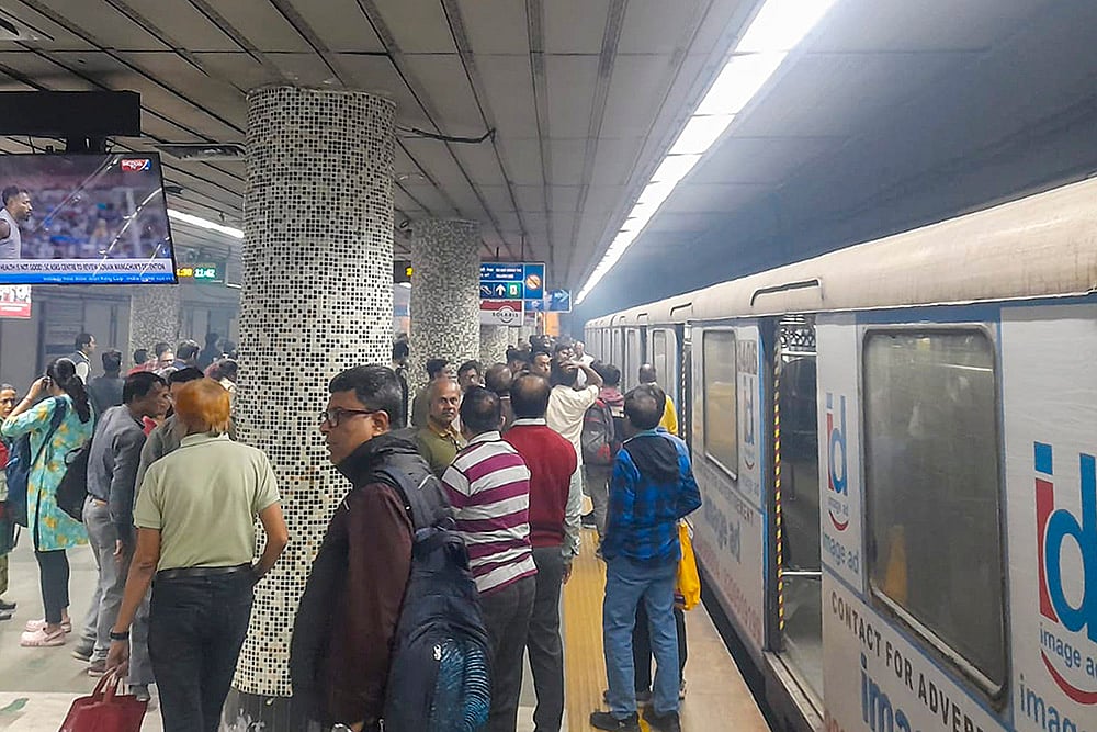 Smoke billows from metro at Kolkatas Esplanade station