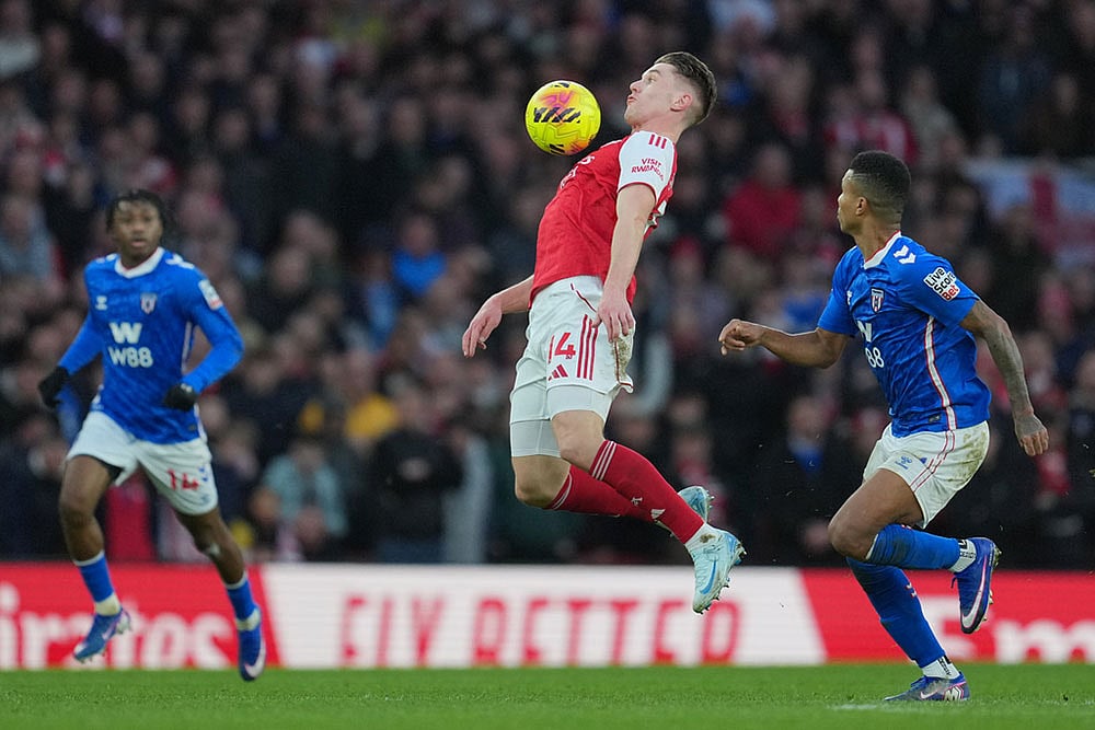 | Photo: AP/Kin Cheung : Arsenal's Viktor Gyoekeres receives the ball in front of Sunderland's Reinildo Mandava during the English Premier League soccer match between Arsenal and Sunderland in London, England.