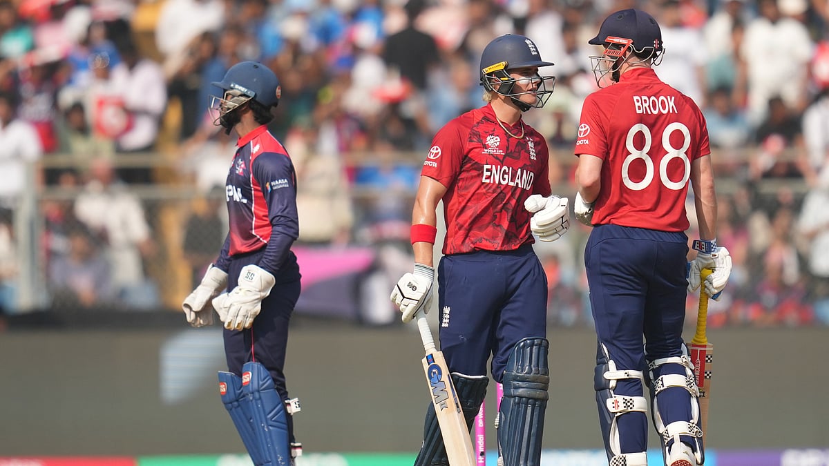 (AP Photo/Rafiq Maqbool) : England's captain Harry Brook and Jacob Bethell talk after scoring runs during the T20 World Cup cricket match between England and Nepal in Mumbai, India, Sunday,Feb. 8, 2026