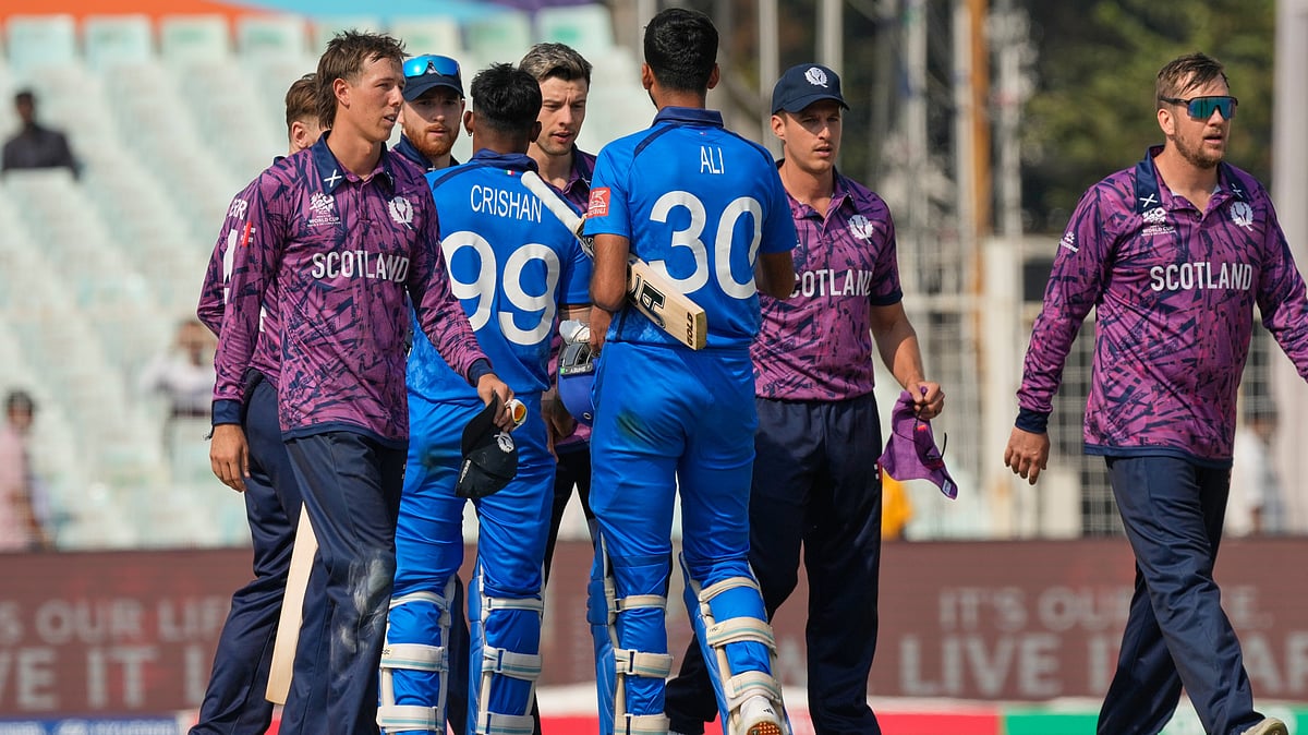 (AP Photo/Bikas Das) : Italy's Ali Hasan and Crishan Jorge congratulate Scotland players on wining the T20 World Cup cricket match in Kolkata, India, Monday, Feb. 9, 2026
