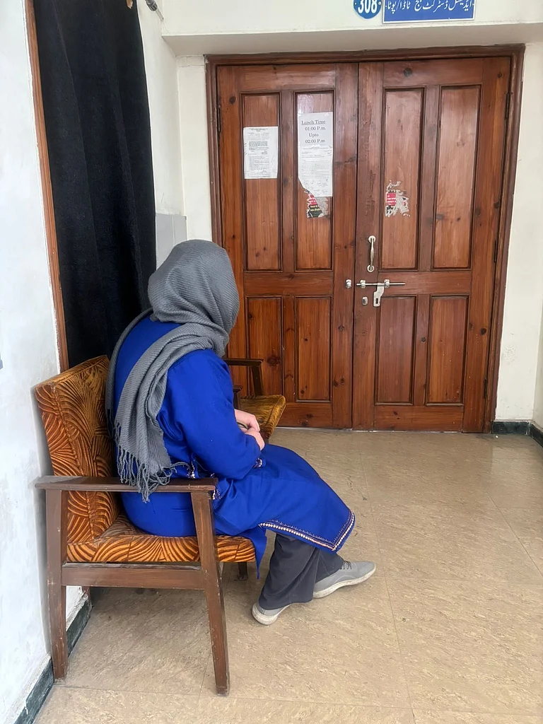 Daughter at the court for the hearing of her undertrial father - null