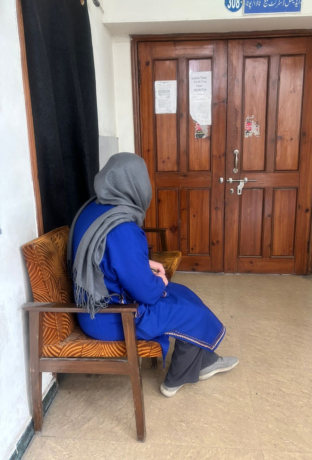 Daughter at the court for the hearing of her undertrial father 