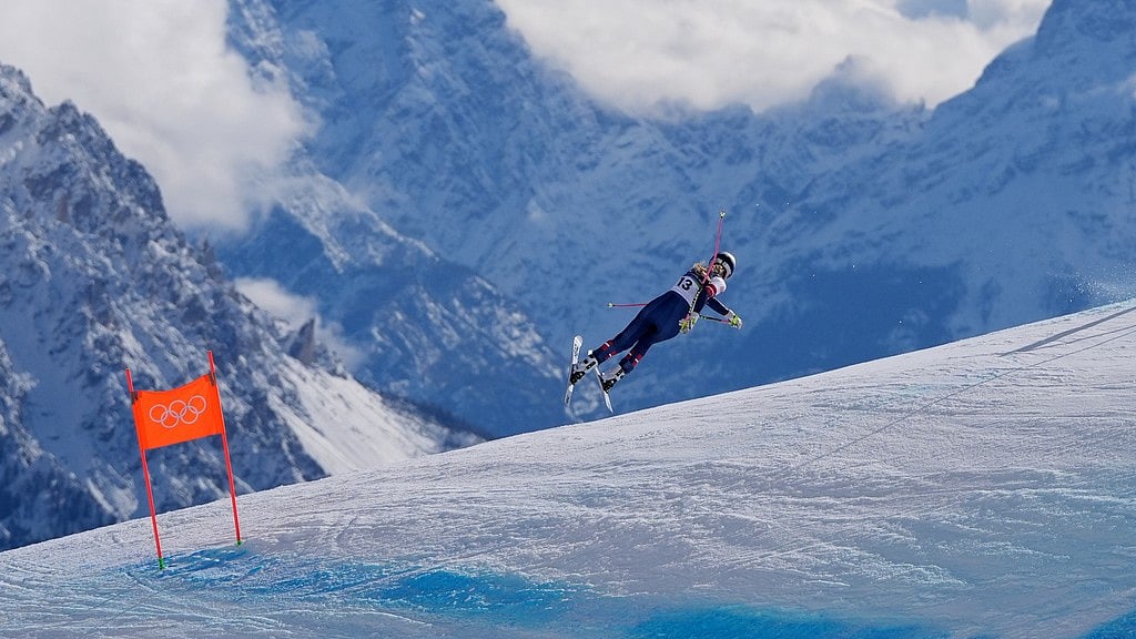 AP/Jacquelyn Martin : United States' Lindsey Vonn crashes during an alpine ski women's downhill race, at the 2026 Winter Olympics, in Cortina d'Ampezzo, Italy