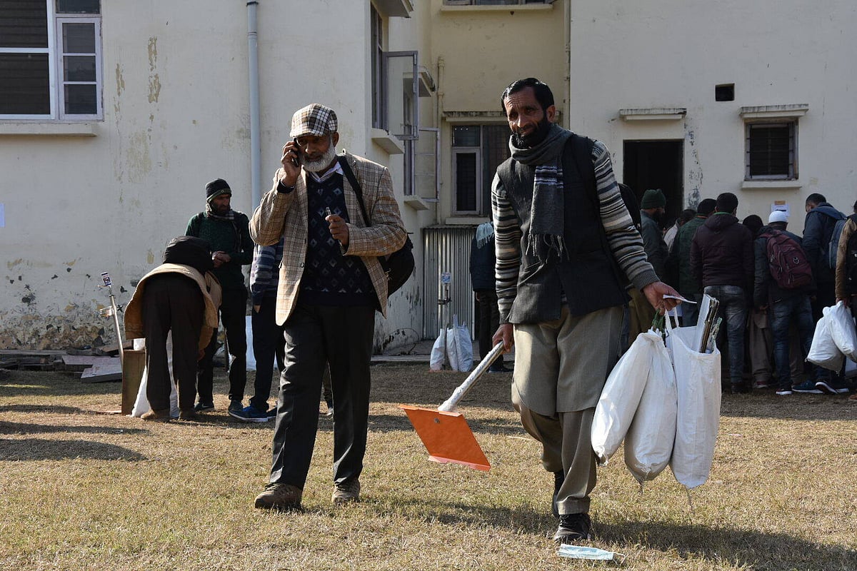  IMAGO / INA Photo Agency : 7th Phase of DDC Elections in Poonch District, India 68 polling parties were dispatched on Tuesday December 15, 2020 from HSS Mendhar for 7th phase of DDC Elections Panchayat Bypolls. Voting will be held in Mendhar A and Mendhar B DDC constituency of Poonch district on Wednesday.