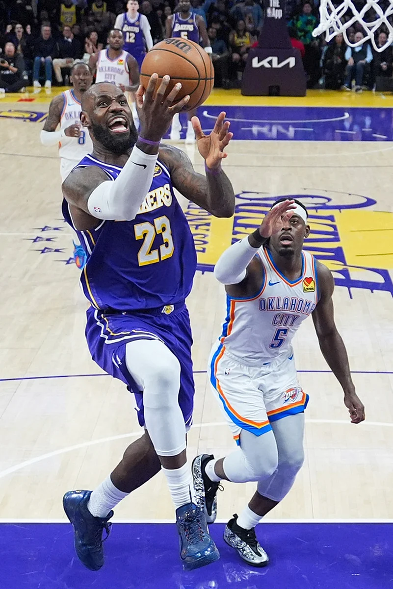 Los Angeles Lakers Vs Oklahoma City Thunder nba basketball game-LeBron James