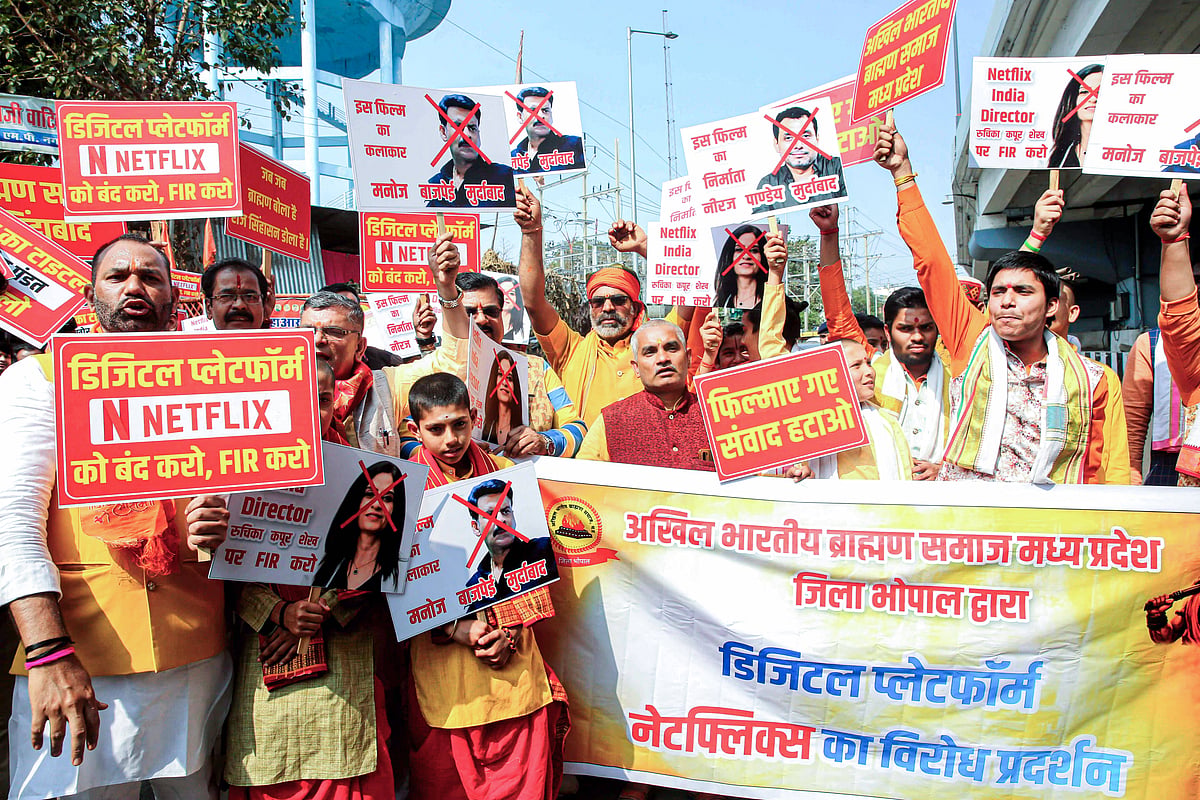 IMAGO/ANI News : Akhila Bhartiya Brahmana Mahasangha (ABBM) members stage a demonstration over the Ghooskhor Pandat film Bhopal, in Bhopal on Thursday.