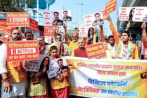 IMAGO/ANI News : Akhila Bhartiya Brahmana Mahasangha (ABBM) members stage a demonstration over the Ghooskhor Pandat film Bhopal, in Bhopal on Thursday.