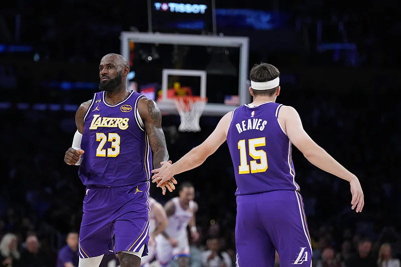 Los Angeles Lakers Vs Oklahoma City Thunder nba basketball game-LeBron James