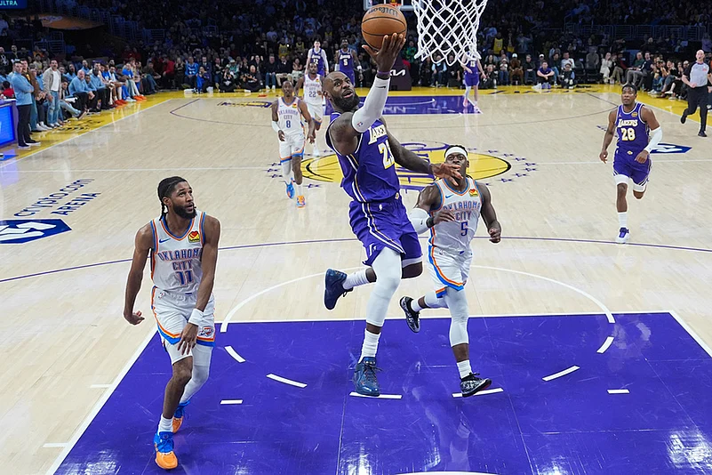 Los Angeles Lakers Vs Oklahoma City Thunder nba basketball game-LeBron James