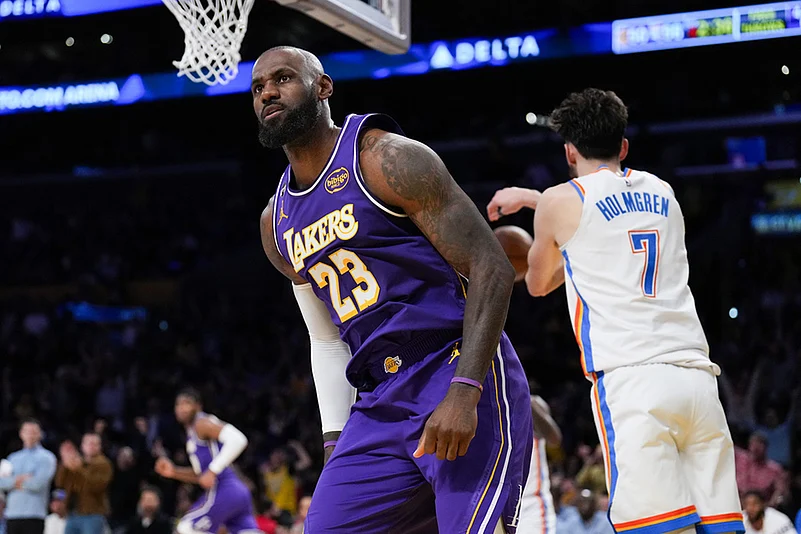 Los Angeles Lakers Vs Oklahoma City Thunder nba basketball game-LeBron James