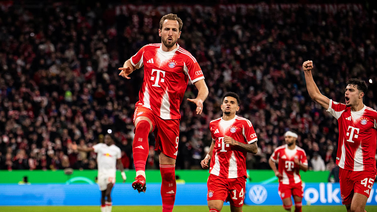 FCBayern/X : Harry Kane celebrates after scoring against RB Leipzig in DFC Pokal 2025-26 quarter-final. 