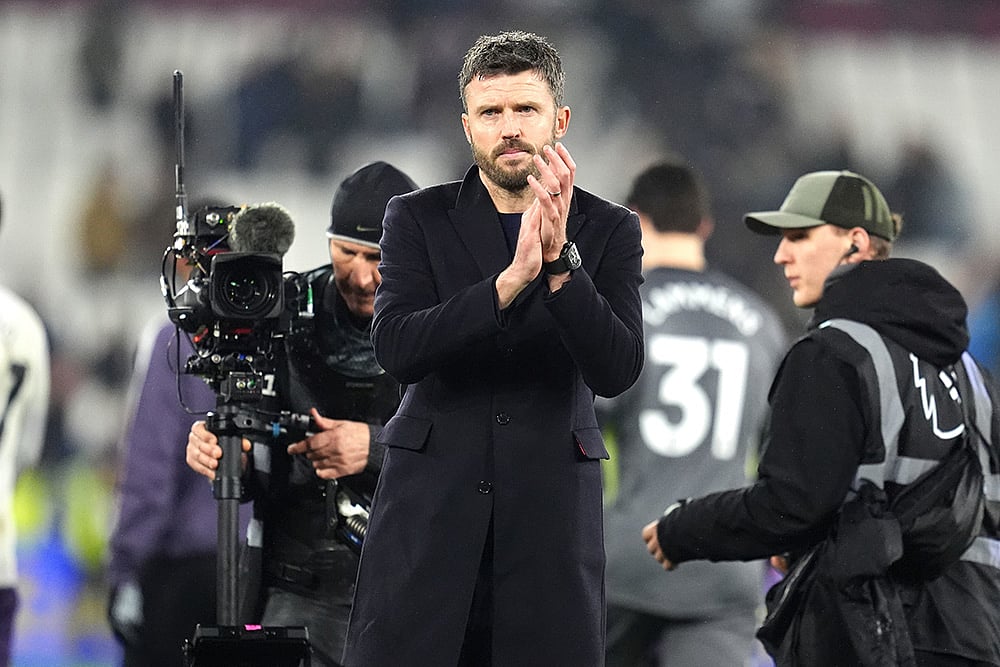 | Photo: Adam Davy/PA via AP : Manchester United manager Michael Carrick applauds the fans following a Premier League soccer match against West Ham United  in London. 