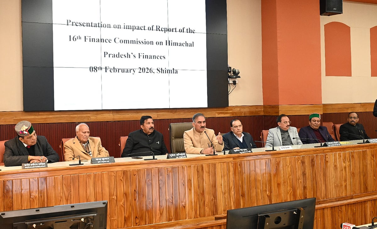 X / SukhuSukhvinder : Himachal Pradesh Chief Minister Sukhvinder Singh Sukhu and other ministers during the presentation organized on the state's financial situation and the impacts of the 16th Finance Commission's termination of Revenue Deficit Grant (RDG). 