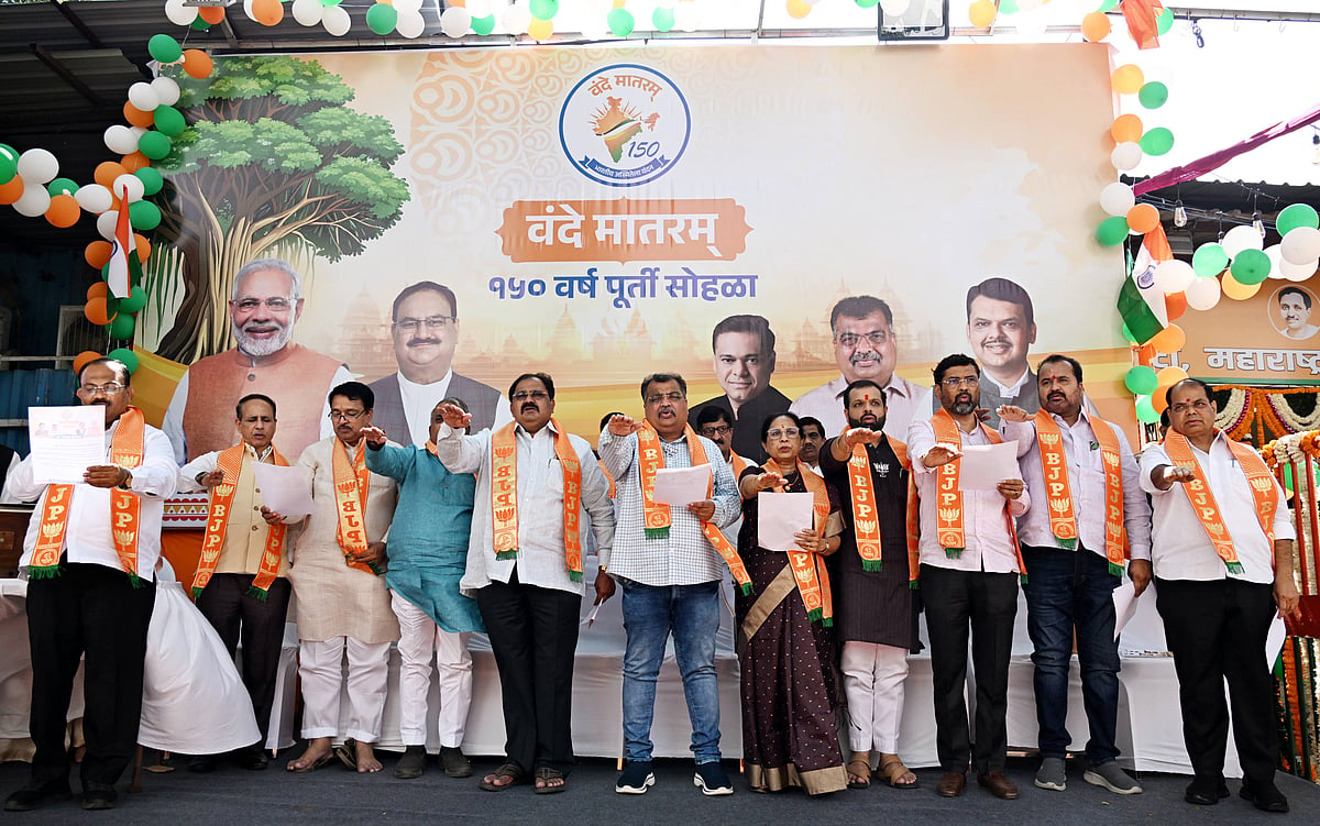 IMAGO / ANI News : Maharashtra BJP President Ravindra Chavan with other BJP workers during the rendition of Vande Mataram Mumbai, Nov 07 (ANI): Maharashtra BJP President Ravindra Chavan with other BJP workers during the rendition of Vande Mataram celebrating 150 glorious years of Bankim Chandra Chatterjee™s masterpiece, at the BJP Head Office, in Mumbai on Friday. Imphal Manipur India 