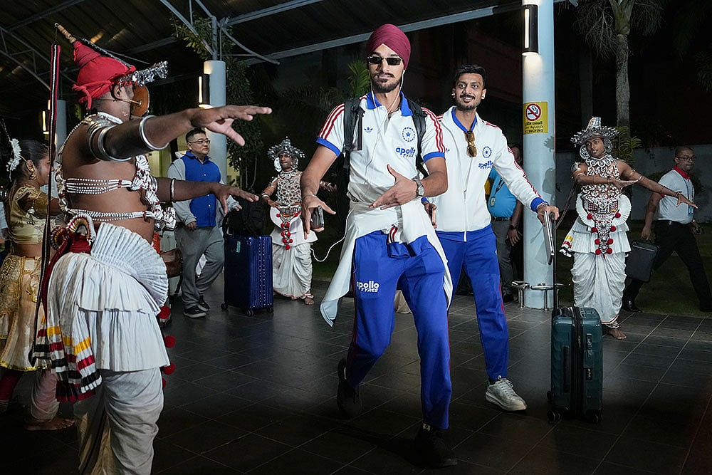 | Photo: PTI/Arun Sharma : India's Arshdeep Singh and Axar Patel dance as they are being welcomed with a performance by artistes upon their arrival at the airport, ahead of an ICC Men's T20 World Cup 2026 cricket match between India and Pakistan, in Colombo, Sri Lanka.