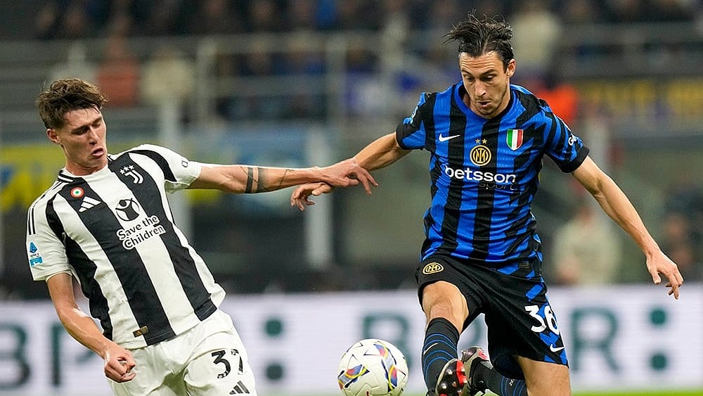 | Photo: AP/Luca Bruno : Serie A 2024-25: Juventus' Nicolo Savona, left, and Inter Milan's Matteo Darmian vie for the ball