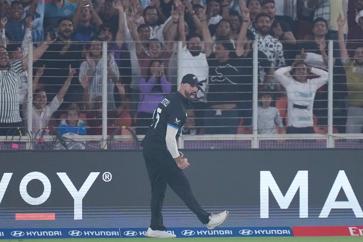 Daryl Mitchell takes stunning juggling catch on boundary line during NZ vs SA ICC T20 World Cup 2026 Group D match.