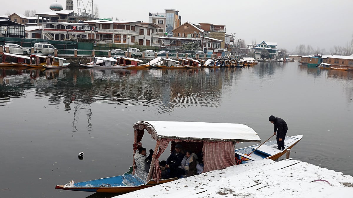 IMAGO / Matrix Images : Snowfall in Srinagar, India A Kashmiri boatman pushes his boat after a fresh snowfall on cold winter morning at the Dal Lake, Srinagar, India on January 25, 2026.