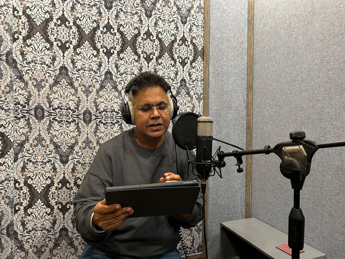 Agnideb Bandyopadhyay : Mir Afsar Ali at his studio in Kolkata
