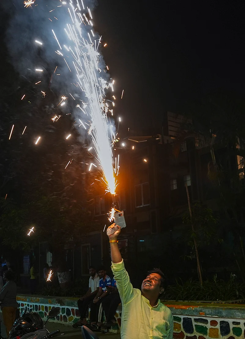 Fans celebrate Indias T20 World Cup win over Pakistan in Mumbai