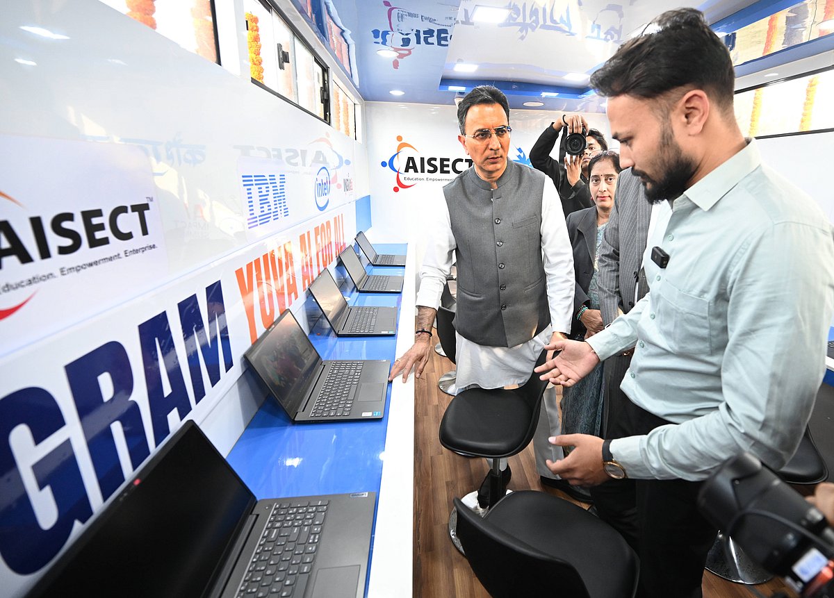 IMAGO / Hindustan Times : Union Minister of State in the Ministry of Commerce and lndustry and Electronics and Information Technology Jitin Prasada interacting with youth during flag-off of the India AI National AI Literacy Program, Yuva AI for All Showcase - Kaushal Rath Bus at Kartavya Path near India Gate, New Delhi, India.