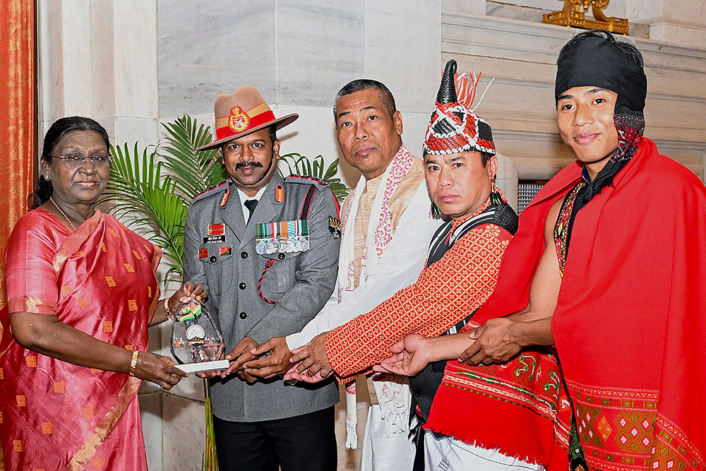 President Murmu meets Manipurs Civil Society Organisations members