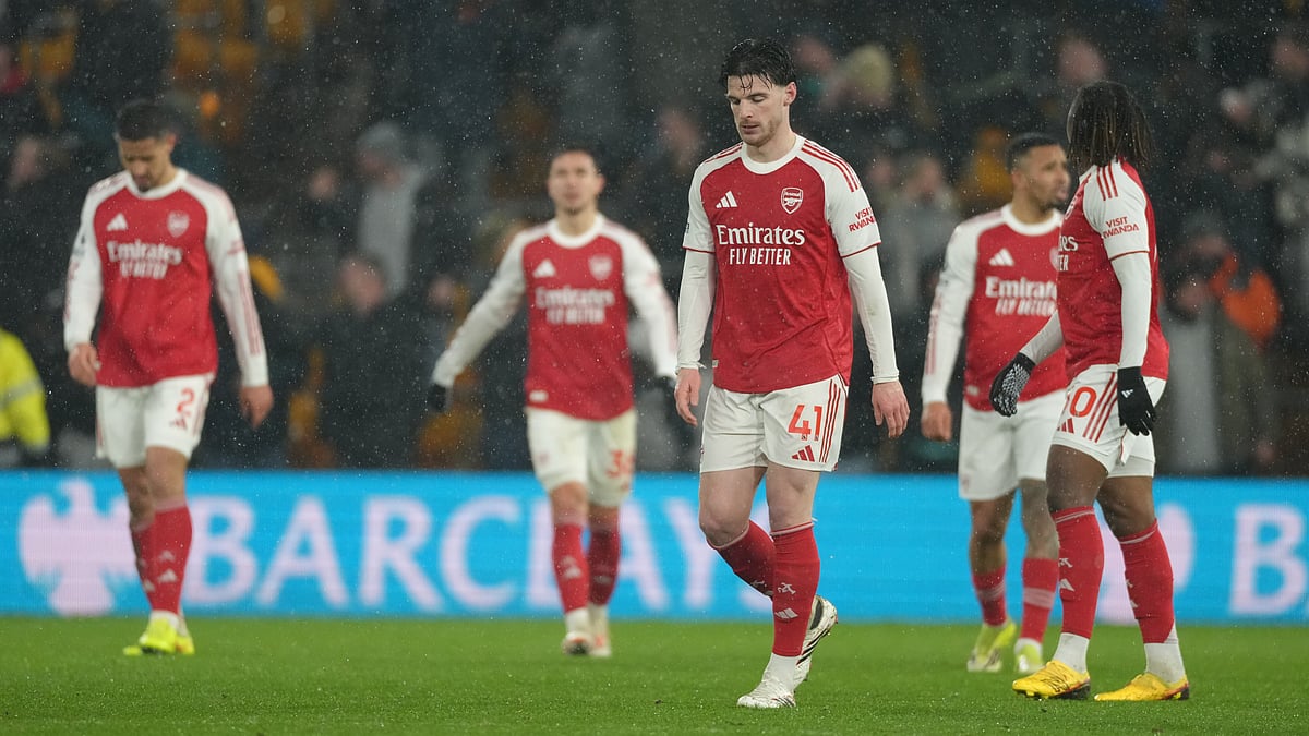 | Photo: AP/Dave Shopland : Arsenal team react during the Premier League soccer match between Wolverhampton Wanderers and Arsenal in Wolverhampton, England, Wednesday, Feb. 18, 2026