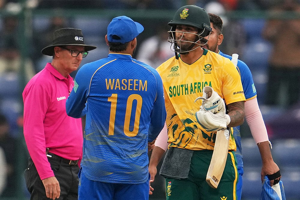 | Photo: AP/Manish Swarup : United Arab Emirates' captain Muhammad Waseem, centre, congratulates South Africa's Jason Smith after South Africa wins the T20 World Cup cricket match between South Africa and United Arab Emirates in New Delhi.