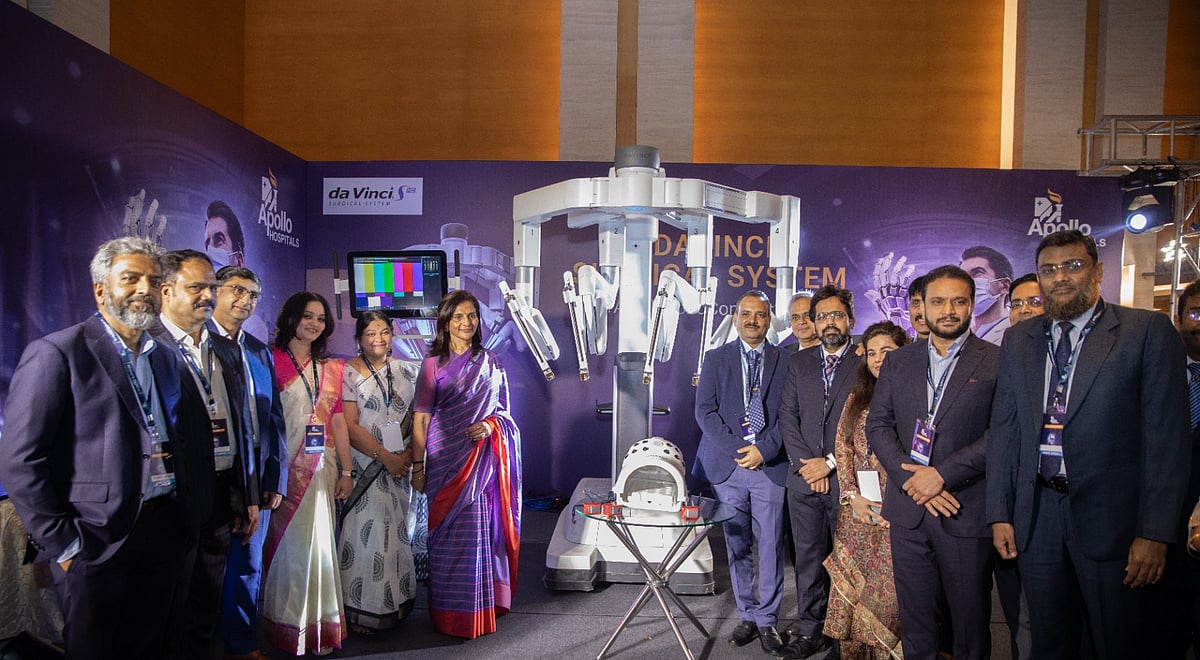 Apollo team with the da Vinci robotic system, celebrating 8,000 surgeries