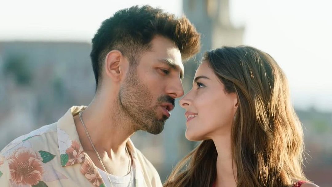Kartik Aaryan and Ananya Panday in Tu Meri Main Tera Main Tera Tu Meri