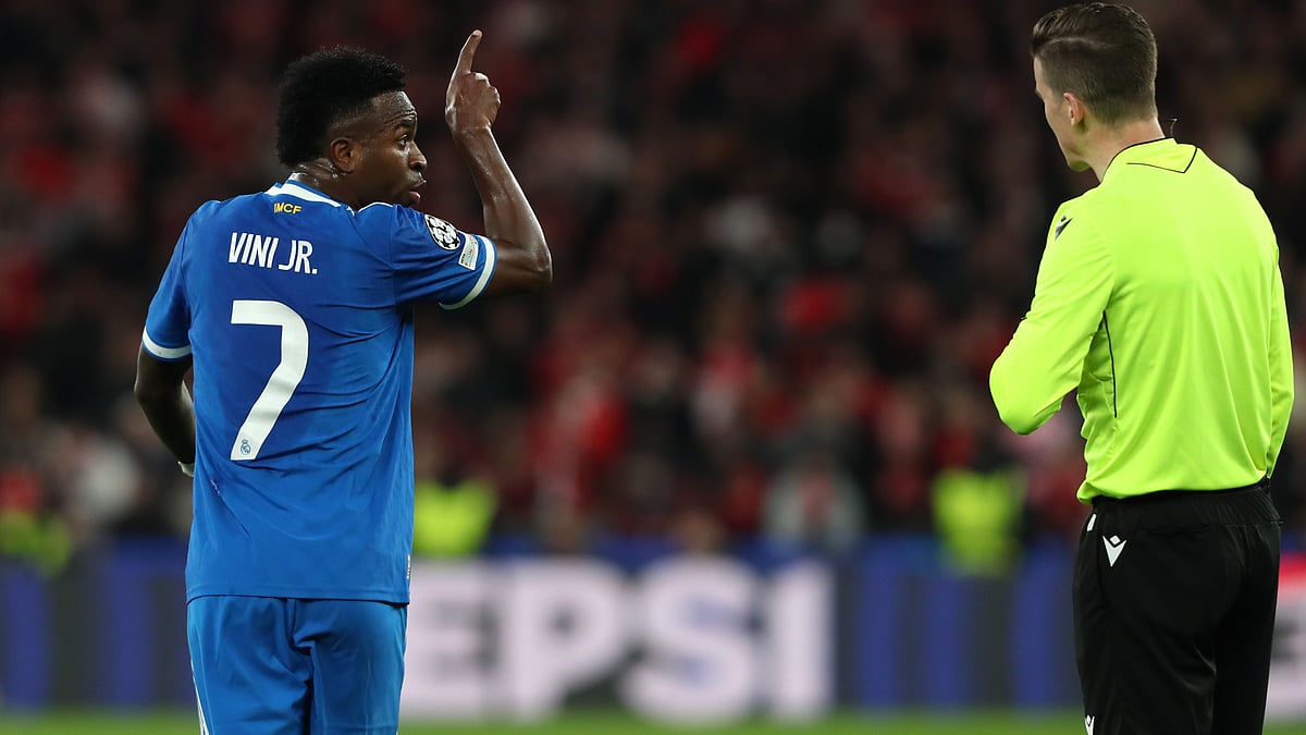 Real Madrid's Vinicius Junior argues with referee François Letexier after scoring the opening goal during a Champions League playoff soccer match between SL Benfica and Real Madrid in Lisbon, Portugal, Tuesday, Feb. 17, 2026.  - | Photo: AP/Pedro Rocha