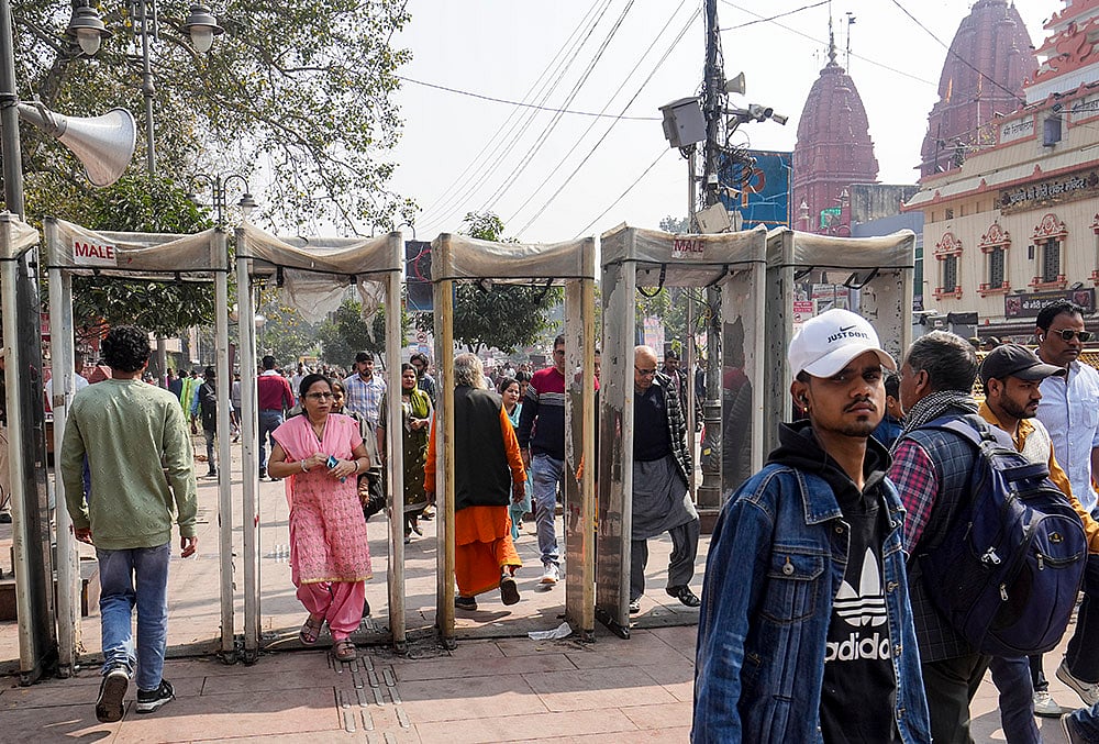 Heightened security near Red Fort after suspected IED threat in Chandni Chowk