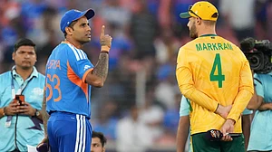 (AP Photo/Ajit Solanki) : South Africa's captain Aiden Markram, right, and India's captain Suryakumar Yadav have a chat before the coin toss of the T20 World Cup cricket match between India and South Africa in Ahmedabad, India, Sunday, Feb. 22, 2026