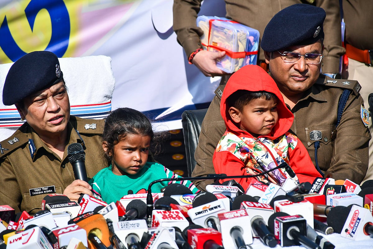 Ranchi police rescue missing siblings Ranchi, Jan 14 (ANI): Jharkhand Director General of Police (DGP) Tadasha Mishra speaks during a press conference with the two missing children, found after twelve days - null