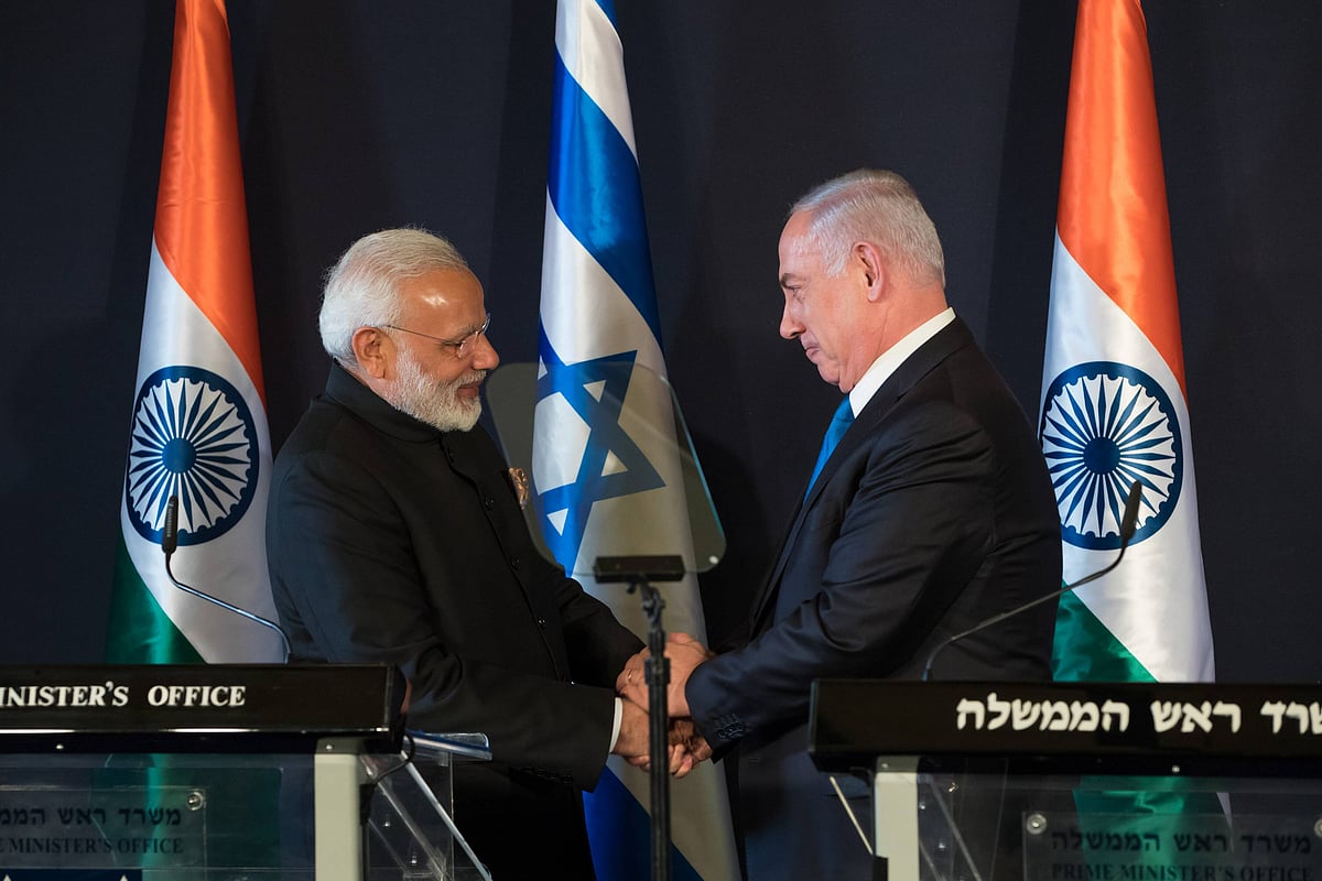 Israeli Prime Minister Benjamin Netanyahu (R) and his Indian counterpart Narendra Modi shake hands as they attend a joint press conference in Jerusalem, on July 5, 2017.   -  IMAGO / Xinhua