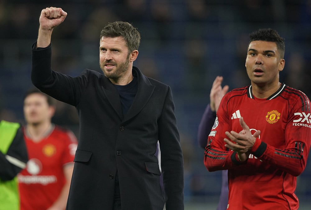 | Photo: AP/Ian Hodgson : Manchester United's coach Michael Carrick and Manchester United's Casemiro walk off the pitch after the Premier League soccer match between Manchester United and Everton in Liverpool, England.