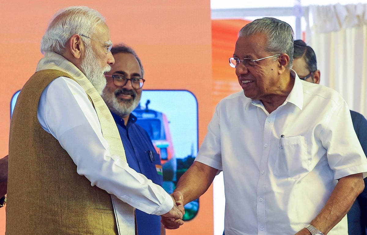  IMAGO / Hindustan Times : Prime Minister Narendra Modi shakes hands with State Chief Minister Pinarayi Vijayan during a programme, in Thiruvananthapuram on Friday.